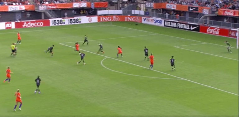 Martens scoort Robben-goal tegen Wales · Mee met Oranje